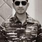 Tampil dengan seragam TNI, Arya Saloka makin terlihat gagah dengan tambahan kacamata hitam. (Instagram/arya.saloka)