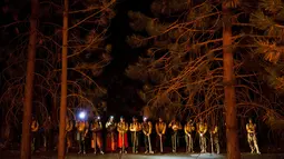 Penjaga Taman Nasional Sequoia dan petugas pemadam memantau dari kejauhan titik api yang membakar Hutan Nasional Sierra di California, AS, Jumat (21/8/2015). Mereka berusaha agar api tak menyebar luas hingga pemukiman penduduk. (REUTERS/Max Whittaker)