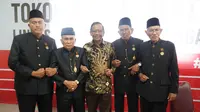 Calon Wakil Presiden (Cawapres) nomor urut 3 Mahfud Md melanjutkan safarinya di hari kedua ke Kota Padang, Sumatera Barat (Sumbar), Senin (18/12/2023). (Foto:Liputan6/Delvira Hutabarat)
