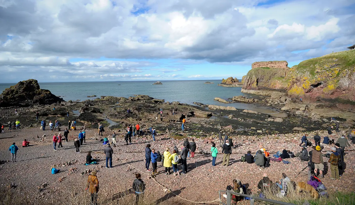 Suasana kejuaraan batu bertumpuk atau rock balancing dalam European Stone Stacking Championships 2018 di Dunbar, Skotlandia, Minggu (22/4). (ANDY BUCHANAN/AFP)
