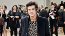 Bahkan motif leopard pun sangat cocok jika dikenakan di tubuhh Harry Styles ya! (Gareth Cattermole/Getty Images)