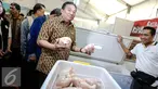 Mendag, Rachmat Gobel meninjau salah satu stan saat membuka pasar murah di Kemendag, Jakarta, Kamis, (25/6/2015). Pasar murah yang diadakan hingga 10 Juli menyediakan berbagai barang untuk kebutuhan mikro menengah. (Liputan6.com/Faizal Fanani)