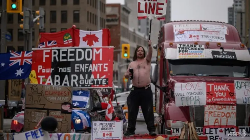 Demonstran di Kanada protes atas aturan mandat vaksin COVID-19 di luar parlemen. (Foto: AFP/Ed Jones)