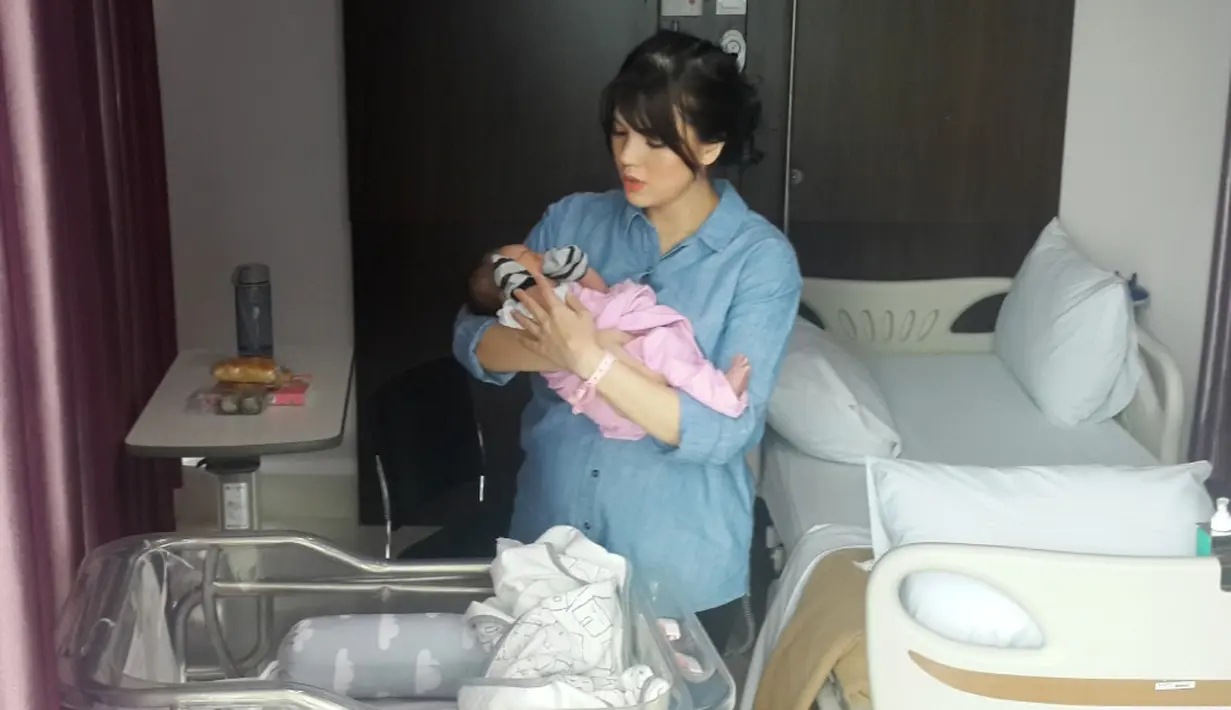 Meskipun menggunakan jasa babysitter, namun Alice mengatakan perannya itu hanya membantu melakukan tugas-tugasnya. Untuk mengurus bayinya, Alice memilih untuk turun tangan sendiri. (Altov Johar/Bintang.com)