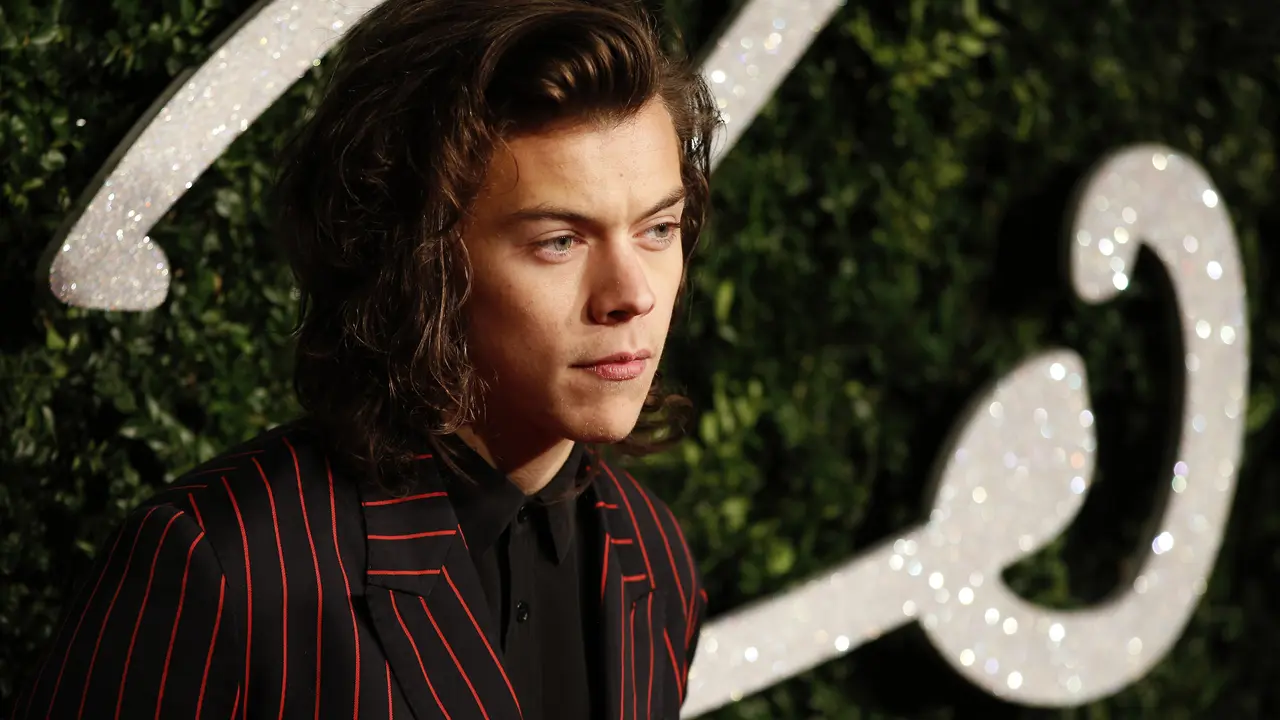 [Bintang] Pamer Punggung, Harry Styles Umumkan Tanggal Rilis Album