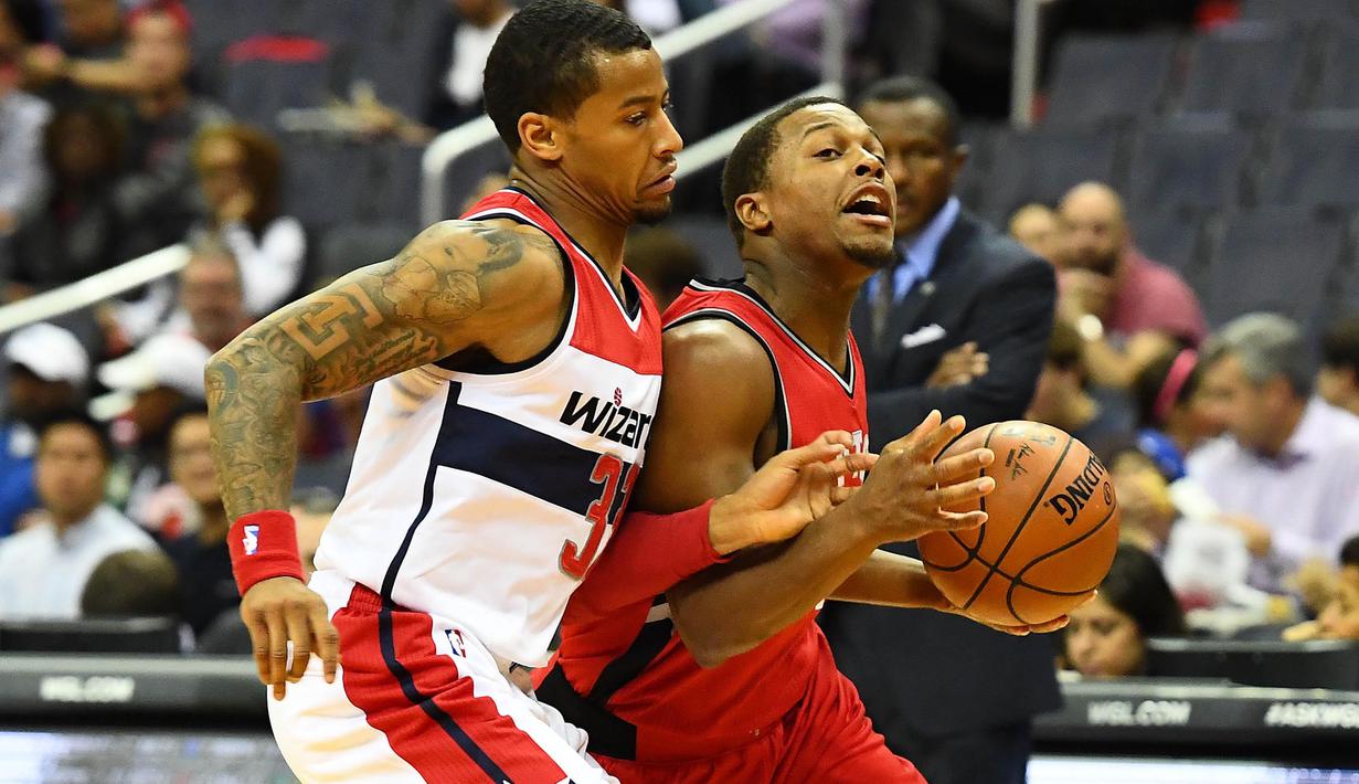 Ekspresi Toronto Raptors  guard Kyle Lowry #7 saat berusaha melewati Washington Wizards guard Trey Burke #33 pada laga NBA Preseason di Verizon Center, Ssabtu (22/10/2016) WIB. (Mandatory Credit: Brad Mills-USA TODAY Sports)