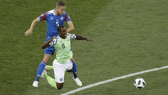 Pemain Nigeria, Odion Ighalo (kanan) jatuh saat berebut bola dengan pemain Islandia, Sverrir Ingason pada laga grup D Piala Dunia 2018 di Volgograd Arena, Volgograd, Rusia, (22/6/2018). Nigeria menang 2-0. (AP/Themba Hadebe)