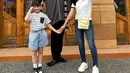 Ririn Ekawati mengajak putri kecilnya libur lebaran ke Singapura. Kedua tampil dengan busana santai saat berkunjung ke Universal Studio. [@ririnekawati]