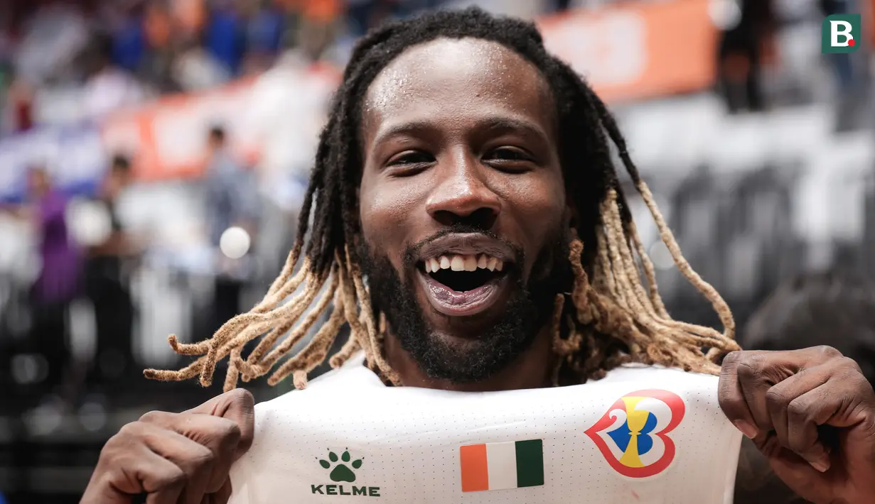 <p>Pebasket Pantai Gading, Amadou Sidibe merayakan kemenangan atas Iran pada laga kedua Grup G Piala Dunia FIBA 2023 di Indonesia Arena, Senayan, Jakarta, Senin (28/08/2023). (Bola.com/Bagaskara Lazuardi)</p>
