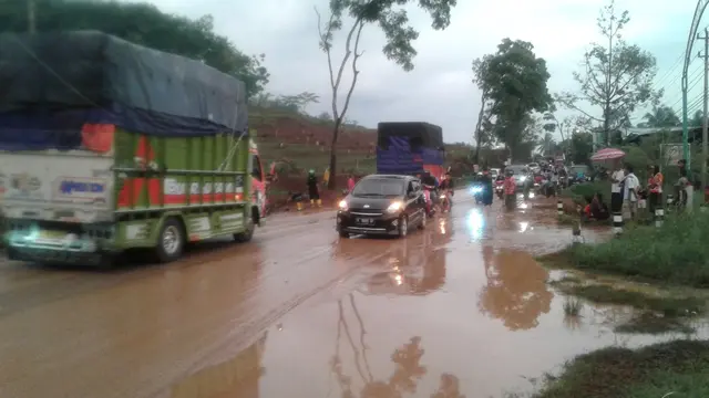 Material longsoran menimbun jalan nasional lintas selatan (JLS) Jawa Tengah di titik Desa Padangjaya, Majenang, Cilacap, Jawa Tengah. (Foto: Liputan6.com/Adib untuk Muhamad Ridlo)