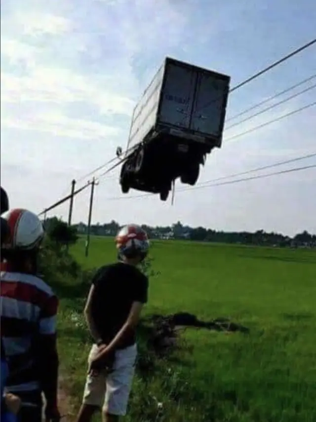 6 Posisi Benda di Kabel Listrik Ini Bikin Bingung Cara Naruhnya, Nyeleneh