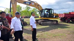 Presiden Joko Widodo melihat-lihat keadaan di sekitar Bendungan Raknamo di Nusa Tenggara Timur, Sabtu (20/12/2014). (Rumgapres/Agus Suparto)