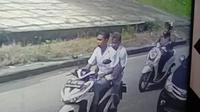 Tangkapan layar saat mahasiswi UTM mengejar dua remaja yang menjambretnya. Yang menyedihkan para jambret ini masih mengenakan seragam SMA.