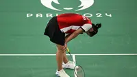 Gregoria Mariska Tunjung jatuh bangun menjemput shuttlecock saat menghadapi An Se-young pada semifinal bulutangkis Olimpiade Paris 2024 nomor tunggal putri, Minggu (4/8/2024). (ARUN SANKAR / AFP)