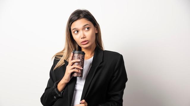 illustrasi wanita kantor public speaking