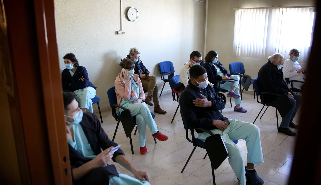 Para tenaga kesehatan menunggu di sebuah ruangan setelah mendapatkan vaksin COVID-19 Pfizer-BioNTech di Rumah Sakit Santa Maria di Lisbon, Portugal (27/12/2020).  Sejauh ini Uni Eropa melaporkan lebih dari 335.000 kematian terkait Corona COVID-19. (Xinhua/Pedro Fiuza)