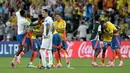 Reaksi kecewa striker Timnas Uruguay, Darwin Nunez di antara para pemain Timnas Kolombia yang merayakan kemenangan 1-0 usai berakhirnya laga semifinal Copa America 2024 di Bank of America Stadium, Charlotte, Amerika Serikat, Kamis (11/7/2024) pagi WIB. (AFP/Juan Mabromata)