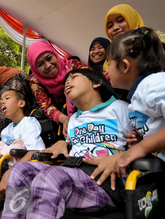 Mensos Khofifah bersama sejumlah anak disabilitas saat peluncuran Telepon Pelayanan Sosial anak (TePSA), Jakarta, Kamis (6/8/2015). TePSA diluncurkan dalam rangka memperingati Hari Anak Nasional 2015. (Liputan6.com/Yoppy)
