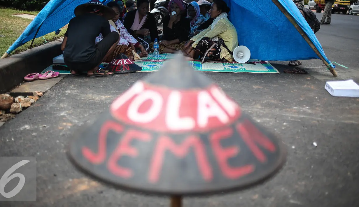 Sejumlah petani menggelar aksi penolakan pembangunan pabrik semen di Jakarta, Kamis (28/7). Aksi lanjutan tersebut sebagai penolakan terhadap tambang dan pabrik semen di Pegunungan Kendeng, Jateng. (Liputan6.com/Faizal Fanani)