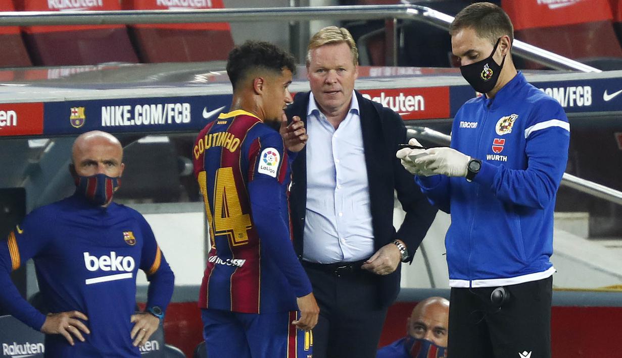 Pelatih Barcelona, Ronald Koeman, memberikan arahan kepada Philippe Coutinho saat melawan Villareal pada laga Liga Spanyol di Stadion Camp Nou, Senin (28/9/2020). Barcelona menang dengan skor 4-0. (AP Photo/Joan Monfort)