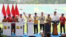 Presiden Republik Indonesia, Prabowo Subianto (keenam kiri) melambaikan tangan saat meresmikan secara simbolis dan serentak 17 stadion yang sudah selesai direnovasi sesuai standar Federasi Sepak Bola Internasional (FIFA) di Stadion Gelora Delta, Sidoardjo, Jawa Timur, Senin (17/3/2025). (Foto: Dokumentasi PSSI)