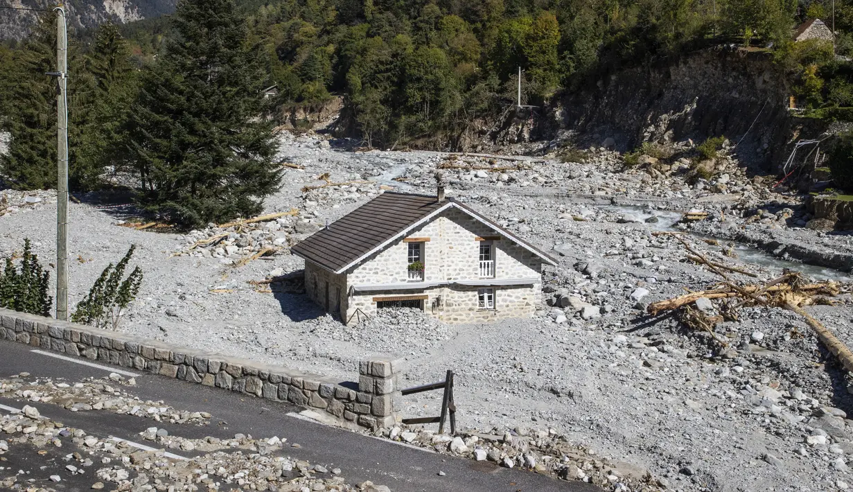 Rumah yang rusak usai badai menerjang di Saint-Martin-Vesubie di dekat kota pesisir Nice, Prancis selatan (12/10/2020). (Xinhua/Syspeo.z)