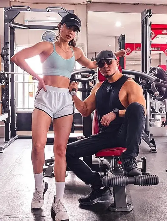 Potret kebersamaan Sabrina Chairunnisa dan Deddy Corbuzier saat bersama ini menjadi bukti bahwa keduanya selalu tampil kompak di berbagai momen. Memiliki kesamaan hobi yakni nge-gym membuat keduanya sangat cocok sebagai pasangan suami istri. (Liputan6.com/IG/@sabrinachairunnisa_)