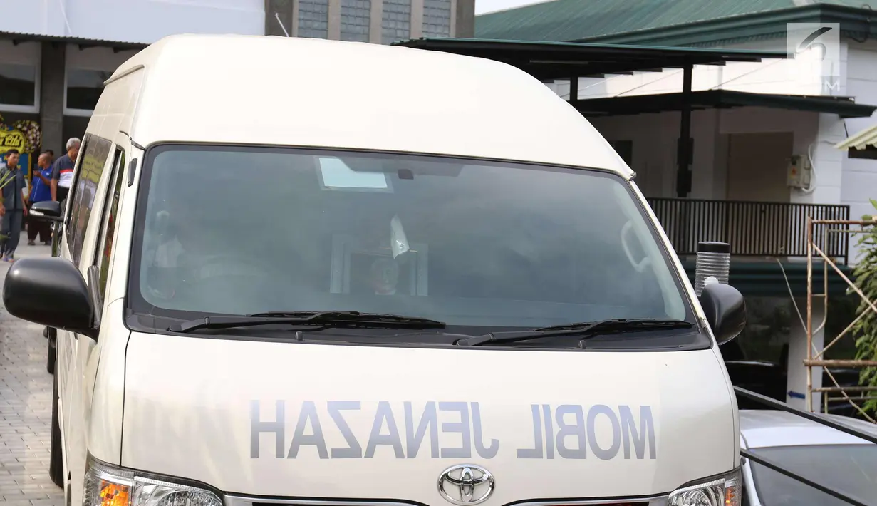 Mobil jenazah membawa almarhum pendiri Matahari Departement Store, Hari Darmawan di rumah duka Sinar Kasih, Bogor, Jawa Barat, Sabtu (10/3). Hari meninggal setelah jenazahnya ditemukan di pinggir Sungai Ciliwung. (Liputan6.com/Angga Yuniar)