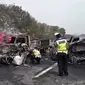 Polisi memeriksa kendaraan usai terjadi kecelakaan maut di ruas Tol Cipularang Kilometer 92, Purwakarta, Jawa Barat, Senin (2/9/2019). Dalam kecelakaan tersebut sejumlah kendaraan terbakar. (Liputan6.com/Abramena)