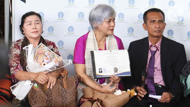 Momen Haru Saat Orangtua Wakili Wisuda Brigadir J