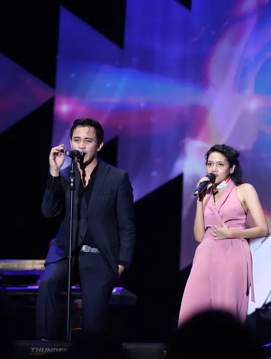 Beberapa kali teriakan Ilham mengajak para penonton untuk terus bergoyang bersama. (Andy Masela/Bintang.com)