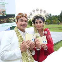 Meski sempat diguyur hujan, namun kedua pasangan yang tengah berbahagia ini menganggapnya sebagai berkah yang harus di syukuri. (Daniel Kampua/Bintang.com)