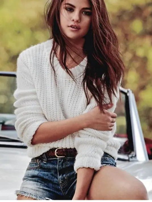 Selain Rihanna, mantan kekasih Justin Bieber yang lebih dikenal dengan Selena Gomez juga memiliki kulit serupa. Selena masih berdarah gadis latin namun ia selalu Nampak percaya diri dengan kulit eksotisnya itu. (via instagram@selenagomez/Bintang.com)