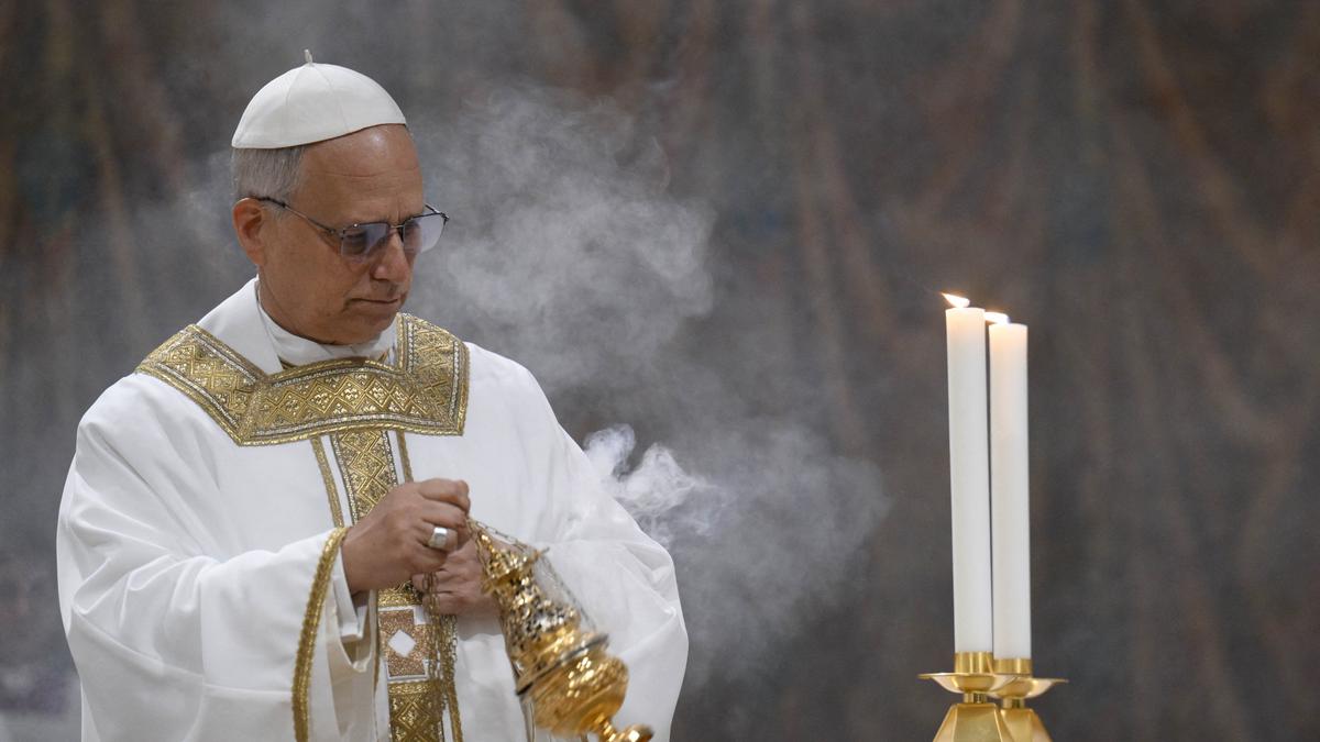 Momen Perdana Paus Leo XIV Pimpin Misa Bersama Para Kardinal