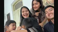 Kahiyang Ayu, putri Presiden Joko Widodo atau Jokowi memberikan kode soal hubungan sang adik Kaesang Pangarep dengan kekasihnya Erina Gudono. (Instagram @ayanggkahiyang)