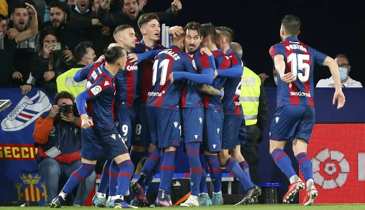 Para pemain Levante merayakan setelah mencetak gol ke gawang Barcelona pada pertandingan sepak bola La Liga Spanyol di Stadion Ciutat de Valencia, Valencia, Spanyol, 10 April 2022. Barcelona menang 3-2. (AP Photo /Alberto Saiz)