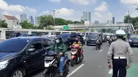 Jalan di depan Gedung DPR dibuka usai demo buruh menolak kenaikan harga BBM berakhir, Selasa (6/9/2022). (Liputan6.com/ Ady Anugrahadi)