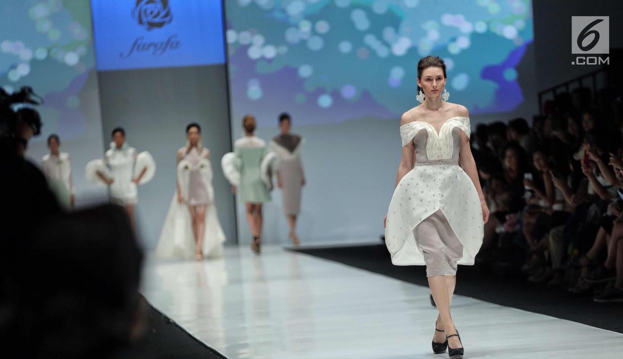 Sejumlah model berjalan diatas catwalk membawakan rancangan desainer Bunka School of Fashion dalam ajang Jakarta Fashion Week 2018 di Senayan City, Jakarta, Kamis (26/10). Bunka School of Fashion mengusung “Diversity in Art". (Liputan6.com/Faizal Fanani)
