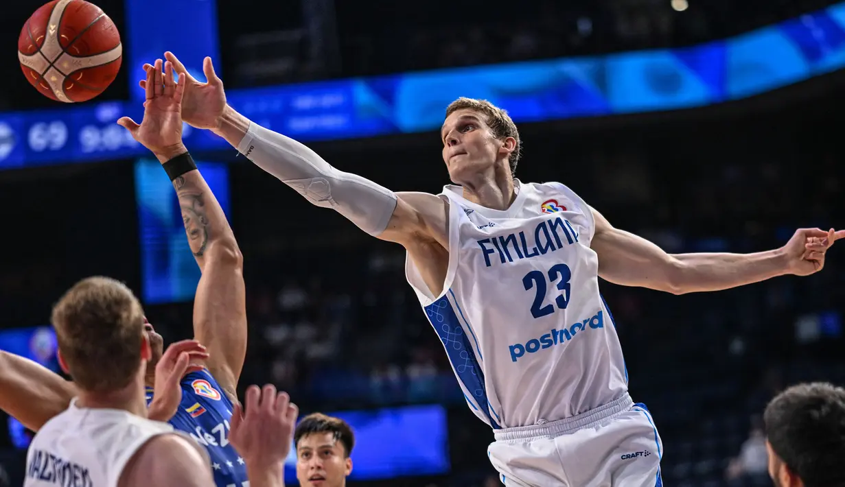 Lauri Markkanen yang membela Finlandia pada ajang Piala Dunia FIBA 2023 lalu mampu mencetak rata-rata 24,8 poin dari 5 laga yang dijalani. Pemain berusia 26 tahun yang pada musim 2022/2023 bermain bersama Utah Jazz di NBA ini mampu membawa Finlandia finis di peringkat ke-21 dari 32 negara. (AFP/Yuichi Yamazaki)
