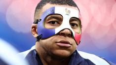 Pemain Prancis, Kylian Mbappe mengenakan topeng saat sesi latihan jelang laga melawan Belanda pada laga Grup C Euro 2024 di Leipzig Stadium, Leipzig, Jerman, Kamis (20/06/2024) waktu setempat. (AFP/Franck Fife)