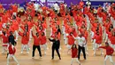 Menko PMK, Puan Maharani (tengah jaket hitam) bersama sejumlah atlet, pelatih dan official menari lagu tema Asian Games 2018 usai upacara pengukuhan di Istora Senayan, Jakarta, Minggu (5/8). (Liputan6.com/Helmi Fithriansyah)