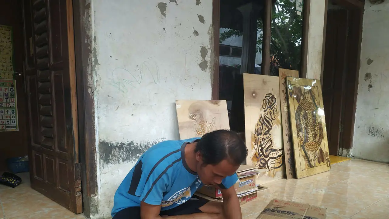 Unik Warga Cirebon Membuat Lukisan Dari Pelepah Pisang