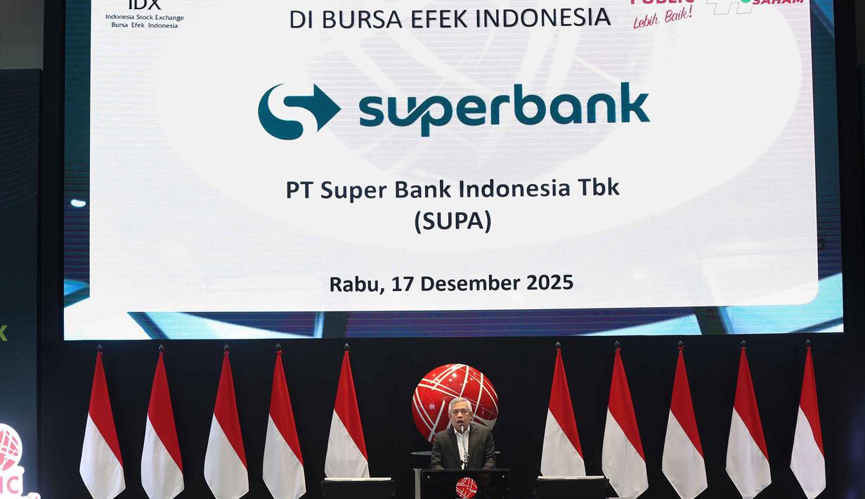 Pencatatan saham ini menjadi momentum penting bagi Superbank untuk memperkuat permodalan sekaligus memperluas jangkauan layanan finansial digital bagi masyarakat Indonesia. Tampak dalam foto, Direktur Pengawasan Transaksi dan Kepatuhan Bursa Efek Indonesia (BEI), Kristian Manullang, saat memberi sambutan pada pencatatan perdana saham PT Super Bank Indonesia Tbk (SUPA) di Bursa Efek Indonesia (BEI), Rabu (17/12/2025). (Kapanlagi.com/Budy Santoso)