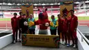 Menteri Pemuda dan Olahraga Zainudin Amali (keempat kanan) bersama Ketua PSSI Mochamad Iriawan (keempat kiri), Pelatih Timnas Indonesia Shin Tae-yong (ketiga kiri) serta pemain Timnas U-20 saat menghadiri Hitung Mundur 100 Hari Menuju Piala Dunia U-20 di Stadion Utama Gelora Bung Karno, Jakarta, Kamis (9/2/2022). Piala Dunia U-20 2023 akan digelar di Indonesia mulai 20 Mei hingga 11 Juni mendatang di Stadion Utama Gelora Bung Karno. (Liputan6.com/Johan Tallo)