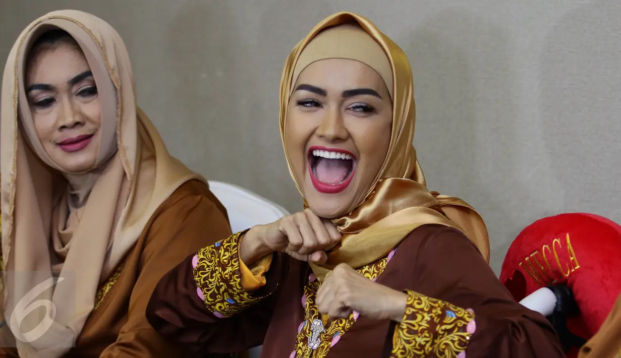 Pedangdut Julia Perez (Jupe) menggelar jumpa pers sesaat sebelum keberangkatan menuju Mekkah di kawasan Bandara Seokarno Hatta, Tangerang, Senin (2/1). Di Tanah Suci, Jupe ingin beribadah dan berdoa agar diberi kesembuhan. (Liputan6.com/Herman Zakharia)