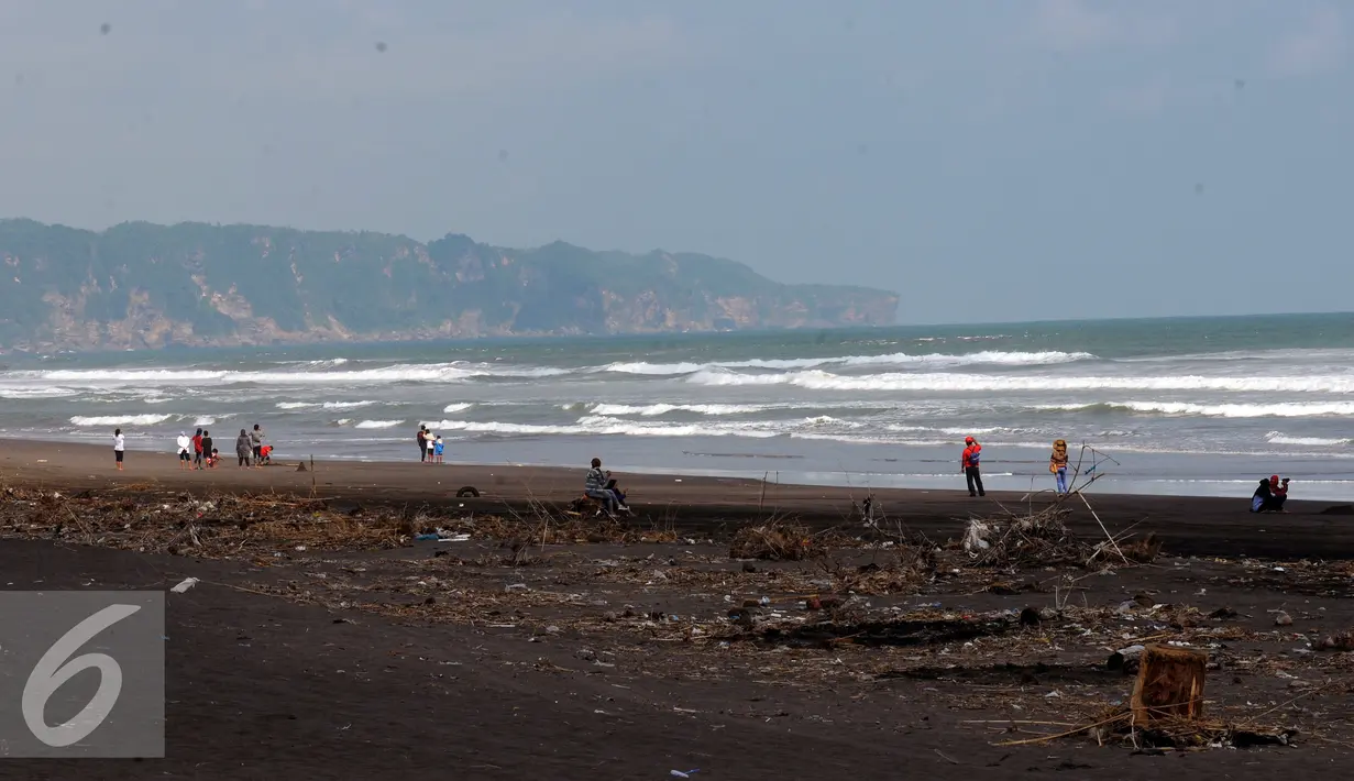 Ceceran sampah plastik dan sisa tanaman terlihat di pinggir Pantai Depok, Bantul, Yogyakarta, Minggu (27/3/2016). Pantai Depok menjadi lokasi wisata alternatif di Daerah Istimewa Yogyakarta yang ramai dikunjungi. (Liputan6.com/Helmi Fithriansyah)