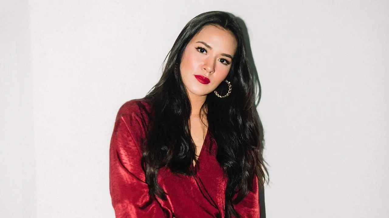 Biasa Natural, Ini 7 Potret Raisa dengan Makeup Tebal yang Curi Perhatian