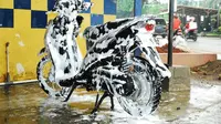 Cuci Motor Sendiri Tanpa Risiko Merusak Komponen Kelistrikan, Simak Caranya