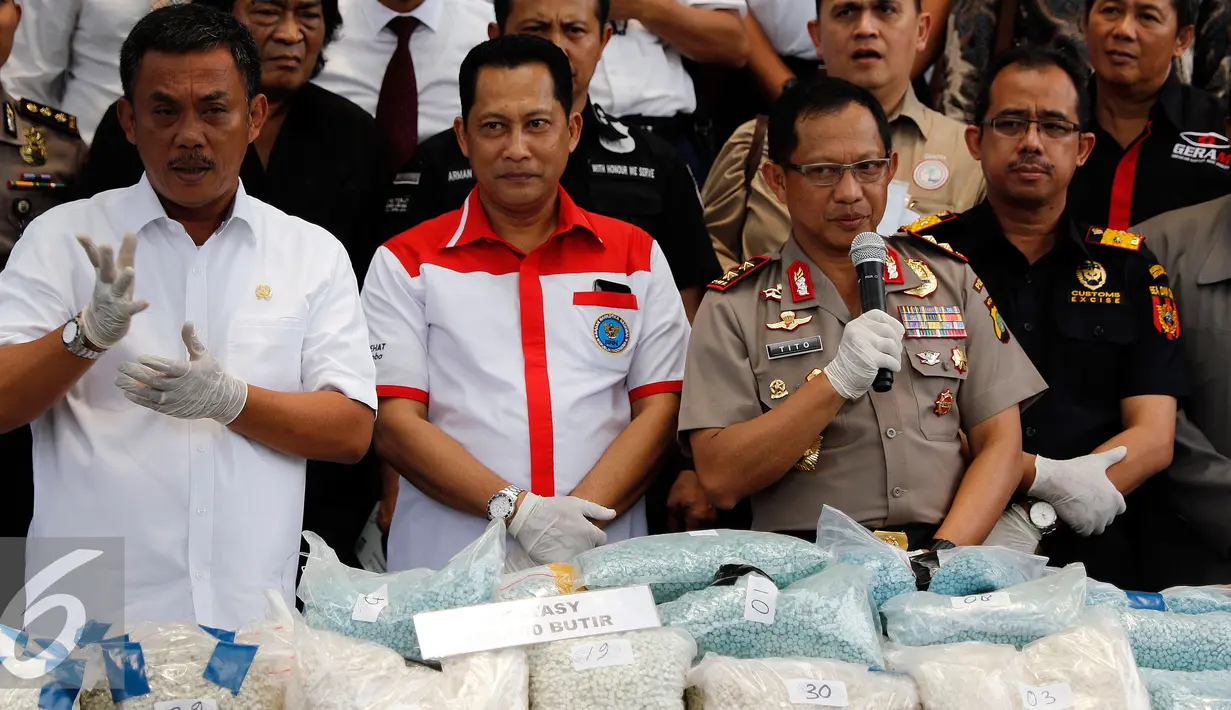 Komjen Budi Waseso (tengah) bersama Kapolda Metro Jaya, Tito Karnavia (kanan) ketika rilis barang bukti narkotika di Mapolda Metro Jaya, Jakarta, Rabu (7/10/2015). 4 orang tersangka diamankan 2 diantaranya warga negara asing. (Liputan6.com/Yoppy Renato)