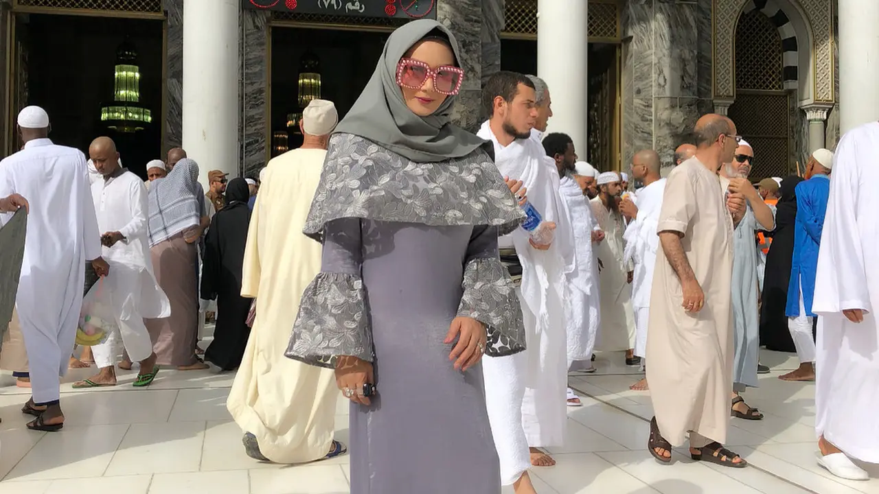 [Bintang] Cantiknya Krisdayanti Berhijab Saat Umrah di Bulan Ramadan